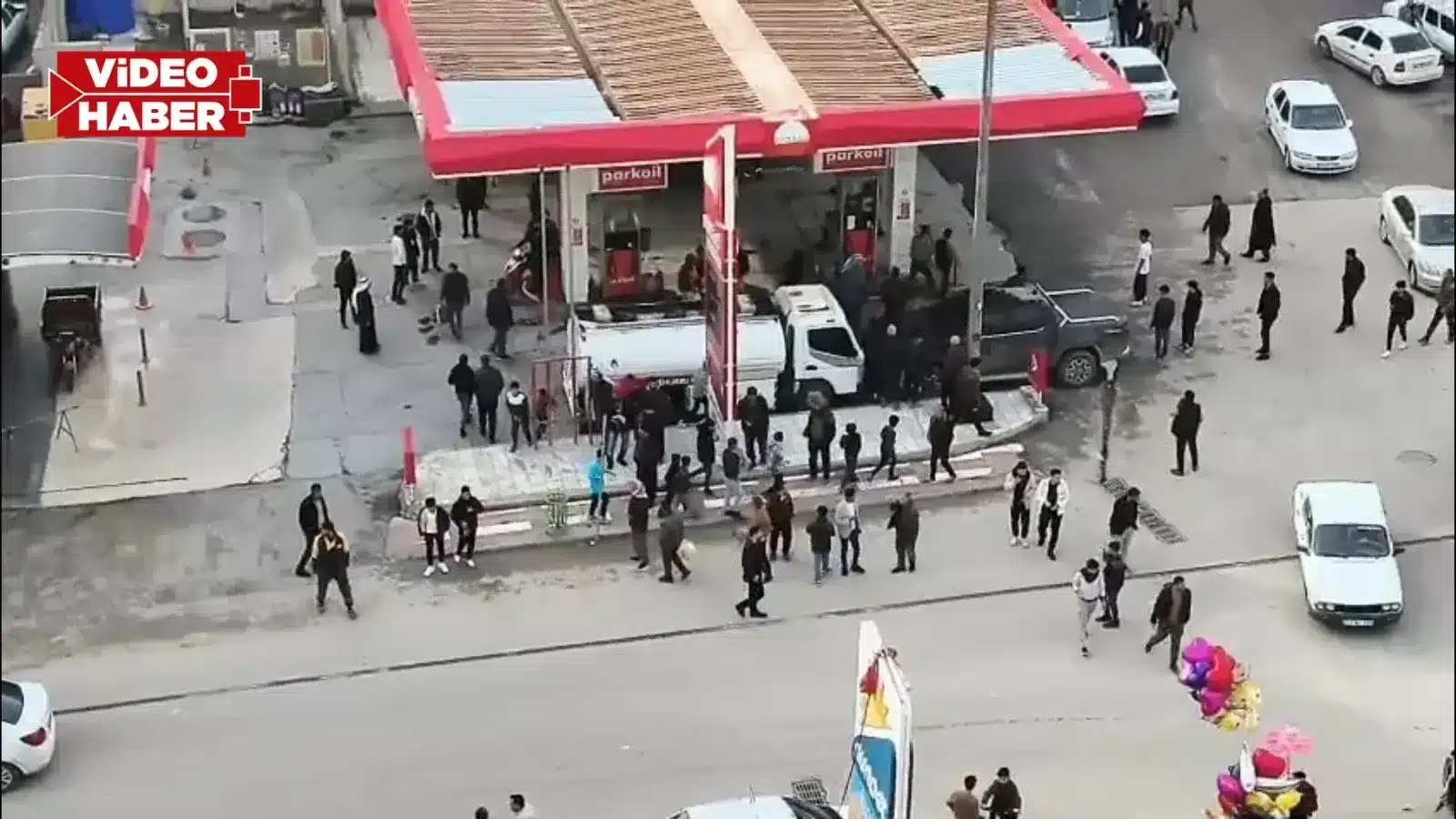 Şanlıurfa’nın Akçakale ilçesinde arazi anlaşmazlığı nedeniyle dün başlayan kavga, bugün farklı bir mahallede yeniden patlak verdi. Olaylara komando birlikleri müdahale etti.