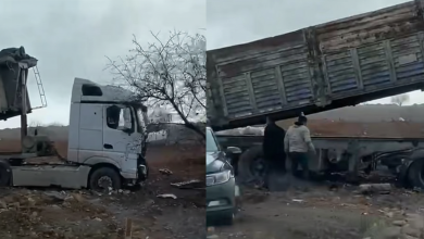 Şanlıurfa’nın Suruç ilçesinde kontrolden çıkan bir tırın şarampole devrilmesi sonucu maddi hasar meydana geldi.