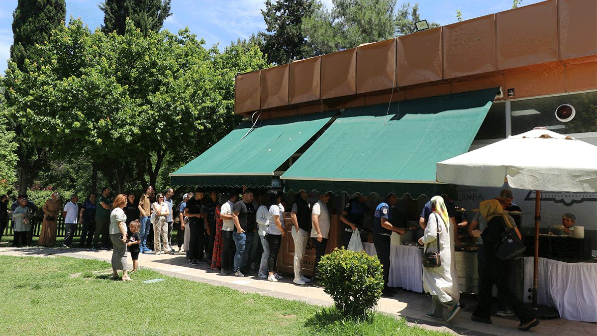 Şanlıurfa’da Balıklıgöl Platosu’nda hizmet veren Hamarat Eller Sosyal Tesisleri, Ramazan ayı nedeniyle geçici olarak kapatıldı. Karar, Büyükşehir Belediyesi iştiraki Beltur A.Ş. tarafından duyuruldu.