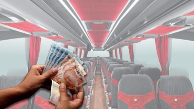 Aile ve Sosyal Hizmetler Bakanlığı, ailesinden farklı bir şehirde eğitim gören ihtiyaç sahibi öğrenciler için sağlanan ulaşım desteğinde artışa gitti. 2025-2026 eğitim öğretim yılı kapsamında yapılan yeni düzenlemeye göre, tek yön ulaşım desteği 1900 TL’ye yükseltildi. Bu kapsamda öğrenciler, yılda iki gidiş ve iki dönüş olmak üzere toplam dört seyahat için en fazla 7600 TL destek alabilecek. Bakanlık tarafından yürütülen uygulama, şehir dışında eğitim gören öğrencilerin ulaşım giderlerini azaltmayı ve aileleriyle daha kolay görüşebilmelerini sağlamayı amaçlıyor. KİMLER YARARLANABİLECEK? Uygulamadan yararlanmak isteyen öğrencilerin bazı şartları taşıması gerekiyor. Buna göre öğrencinin Türkiye Cumhuriyeti vatandaşı olması, 25 yaşını doldurmamış olması ve ailesinin yaşadığı ilden farklı bir ilde örgün eğitim görüyor olması gerekiyor. Ayrıca öğrencinin sosyal yardım alan bir hanede yaşıyor olması da şartlar arasında yer alıyor. Açık öğretim veya uzaktan eğitim programlarında öğrenim gören öğrenciler ise bu destekten faydalanamıyor. ŞANLIURFALI ÖĞRENCİLER DE BAŞVURABİLECEK Uygulama Türkiye genelinde geçerli olduğu için Şanlıurfalı öğrenciler de destekten yararlanabilecek. Ailesi Şanlıurfa’da yaşayan ancak başka şehirlerde eğitim gören öğrenciler başvuruda bulunabilecek. Aynı şekilde ailesi farklı bir ilde olup Şanlıurfa’da öğrenim gören öğrenciler de gerekli şartları sağlamaları halinde destekten faydalanabilecek. BAŞVURULAR NASIL YAPILACAK? Ulaşım desteği başvuruları hem öğrenciler hem de aileleri tarafından yapılabiliyor. Başvurular e-Devlet üzerinden “Sosyal Yardım Başvuru Hizmeti” bölümünden gerçekleştirilebildiği gibi öğrencinin ailesinin yaşadığı il veya ilçedeki Sosyal Yardımlaşma ve Dayanışma Vakıflarına (SYDV) şahsen başvurarak da yapılabiliyor. Destekten yararlanmak isteyen öğrencilerin, yaptıkları seyahatin ardından en geç 15 gün içinde başvuruda bulunmaları gerekiyor. BAŞVURU İÇİN GEREKLİ BELGELER Başvuru sırasında öğrencilerden kimlik belgesi, güncel öğrenci belgesi ve seyahate ait bilet veya bilet fotokopisi talep ediliyor. Ayrıca sosyal yardım aldıklarını gösteren belgeler de başvuru dosyasına eklenebiliyor. SONUÇLAR E-DEVLET’TEN TAKİP EDİLEBİLECEK Başvurular Sosyal Yardımlaşma ve Dayanışma Vakıfları tarafından incelenecek. Değerlendirme sürecinin yaklaşık bir ay sürmesi beklenirken başvurusu kabul edilen öğrencilerin ödemeleri doğrudan banka hesaplarına yatırılacak. Öğrenciler başvuru sonuçlarını e-Devlet üzerinden takip edebilecek.