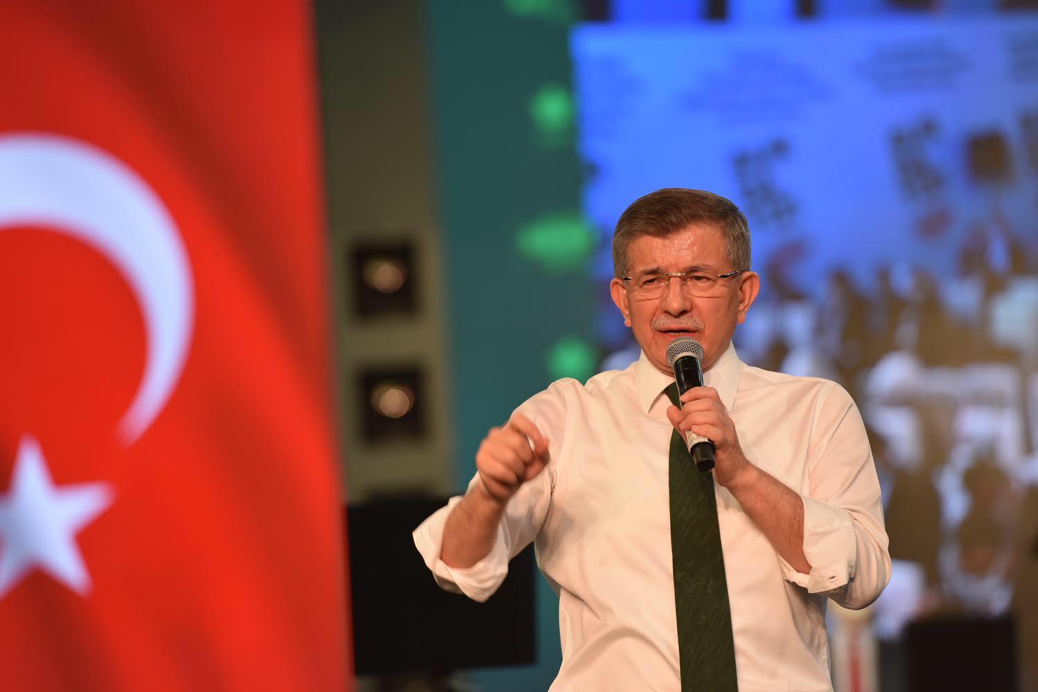 Davutoğlu: Bitmeyen ekonomik krizin iki nedeni var yolsuzluk ve cehalet