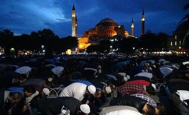 Ayasofya Camii’nde ziyaretçi yoğunluğu gece de devam ediyor