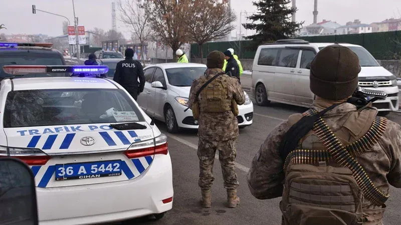 Şanlıurfa’da son bir haftada jandarma ve polis ekiplerinin gerçekleştirdiği operasyonlarda çok sayıda uyuşturucu maddesi ele geçirilirken, gözaltına alınan 30 kişi tutuklanarak cezaevine gönderildi.