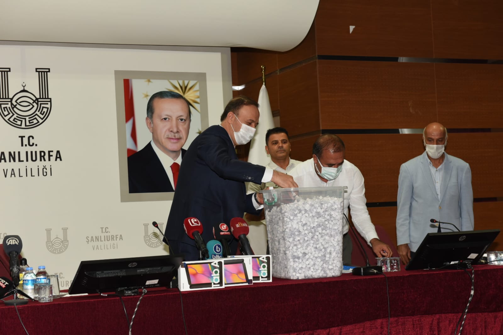 Urfa'da aşı olan gençler ödülünü kurayla aldı