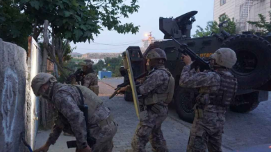 İçişleri Bakanı Ali Yerlikaya, 18 ilde DEAŞ’a yönelik düzenlenen eş zamanlı operasyonlarda çok sayıda materyalin ele geçirildiğini ve 39 kişinin gözaltına alındığını duyurdu.